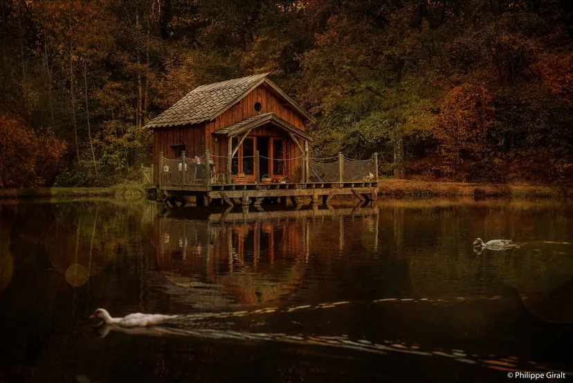 Cabane au bord d'un étang avec jusqu'à 5 couchages en Dordogne