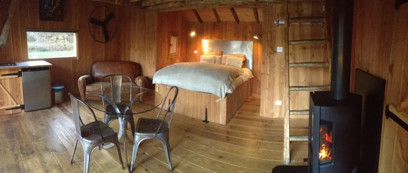 Cabane au bord d'un étang avec jusqu'à 5 couchages en Dordogne