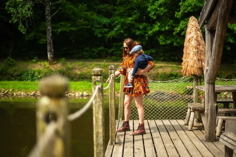 Cabane au bord d'un étang avec jusqu'à 5 couchages en Dordogne