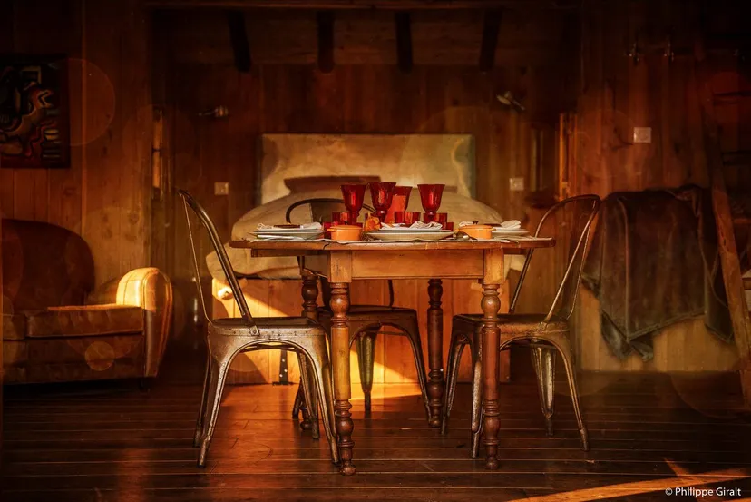 Cabane au bord d'un étang avec jusqu'à 5 couchages en Dordogne