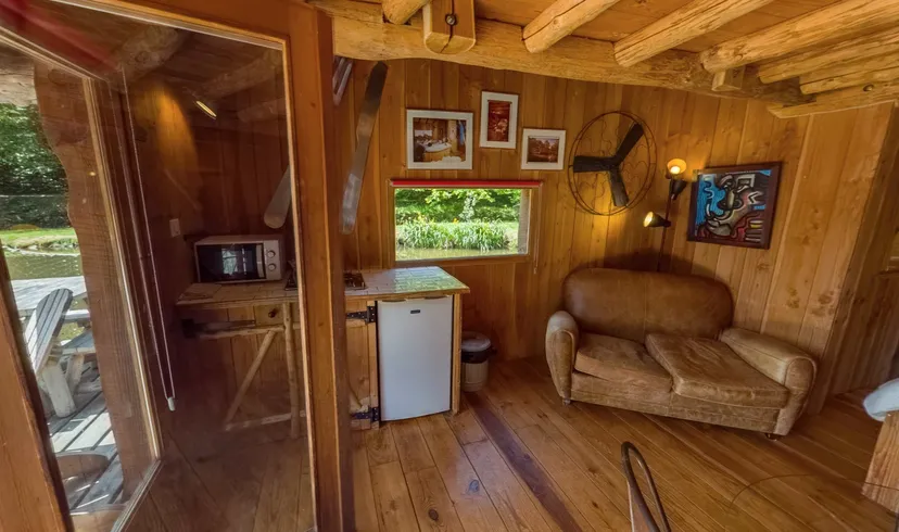 Cabane au bord d'un étang avec jusqu'à 5 couchages en Dordogne