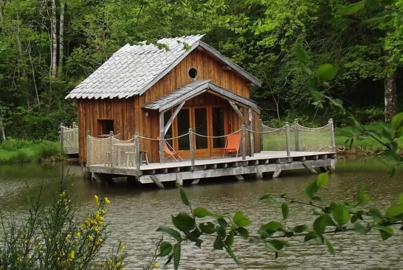 Cabane au bord d'un étang avec jusqu'à 5 couchages en Dordogne