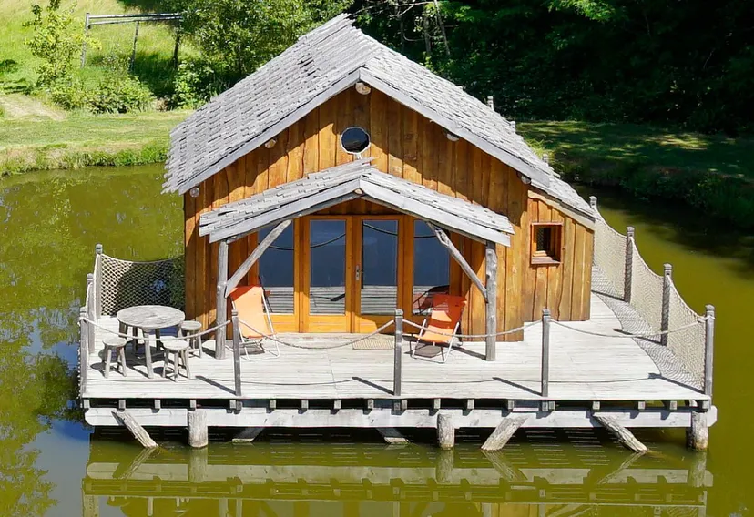 Cabane au bord d'un étang avec jusqu'à 5 couchages en Dordogne