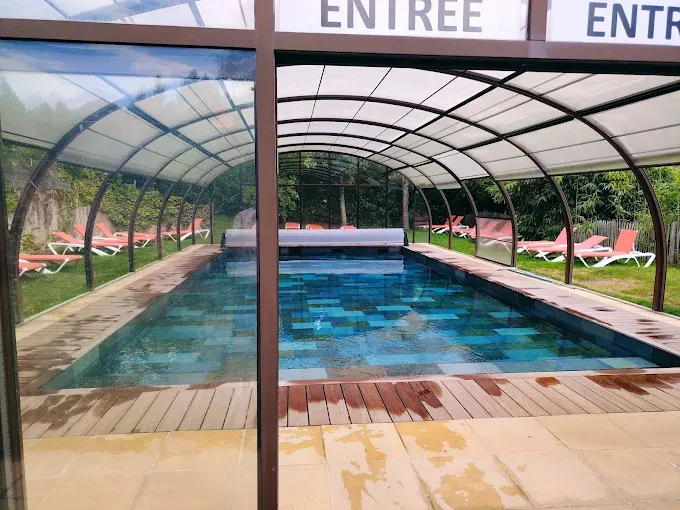 Cabane au bord d'un étang avec jusqu'à 5 couchages en Dordogne
