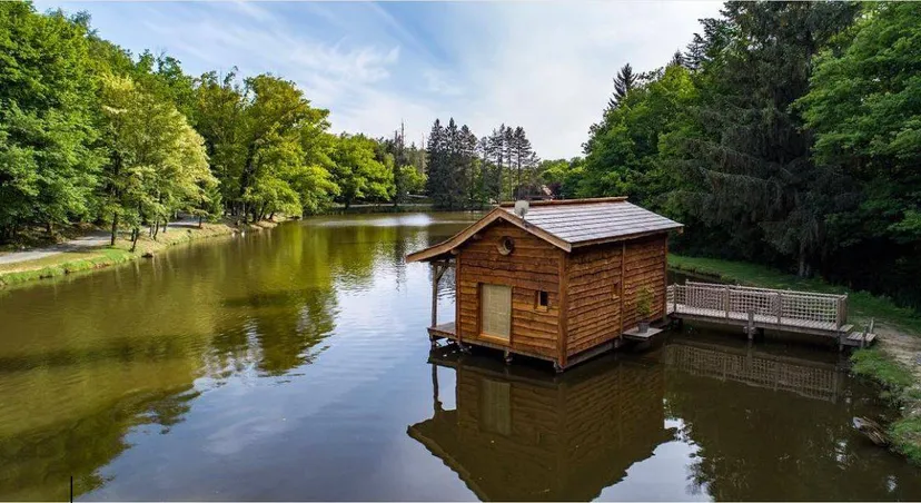 Cabane au bord d'un étang avec jusqu'à 5 couchages en Dordogne