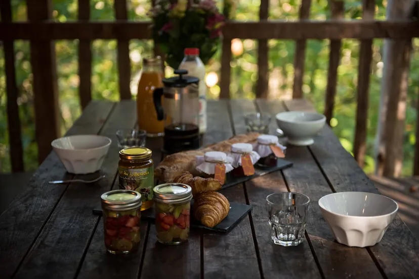 Magnifique cabane perchée dans les arbres de 2 à 6 couchages