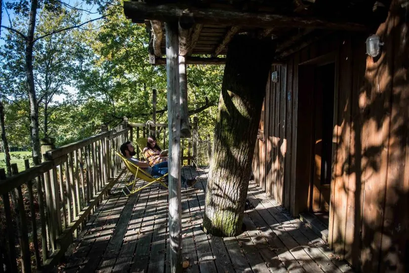 Magnifique cabane perchée dans les arbres de 2 à 6 couchages