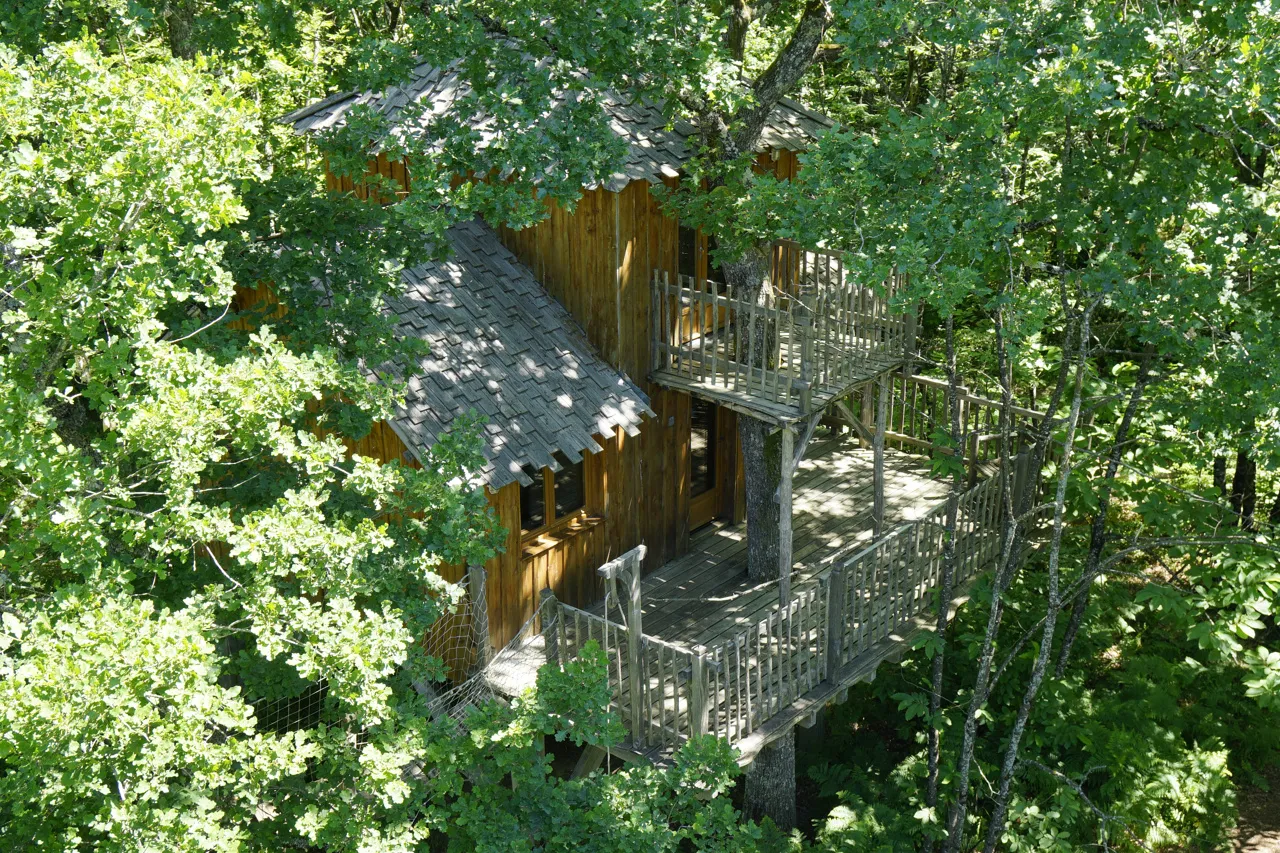 Magnifique cabane perchée dans les arbres de 2 à 6 couchages