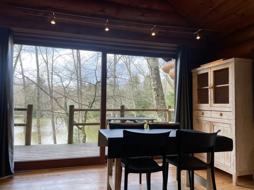 Chalet traditionnel avec vue sur un lac privé en forêt de 4 à 6 personnes