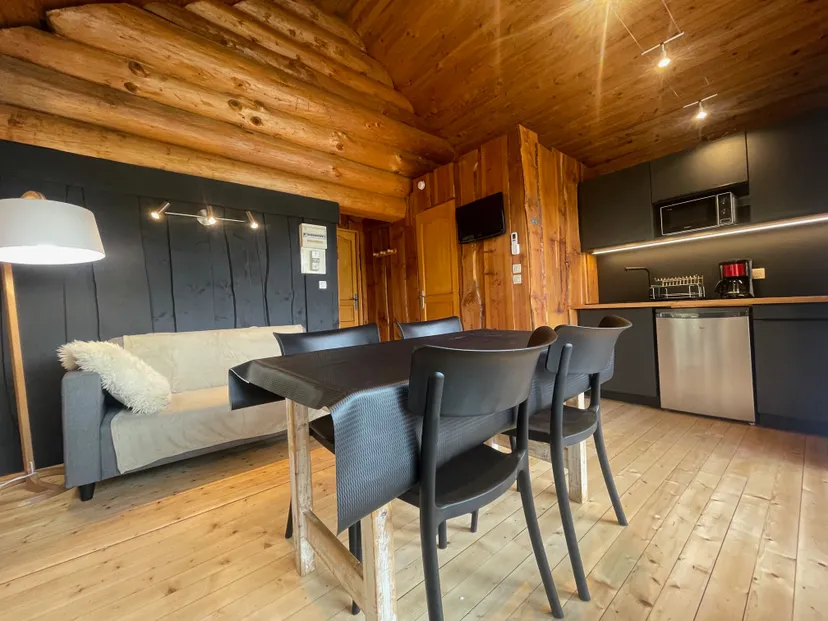 Chalet traditionnel avec vue sur un lac privé en forêt de 4 à 6 personnes