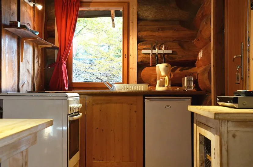Chalet traditionnel avec vue sur un lac privé en forêt de 4 à 6 personnes