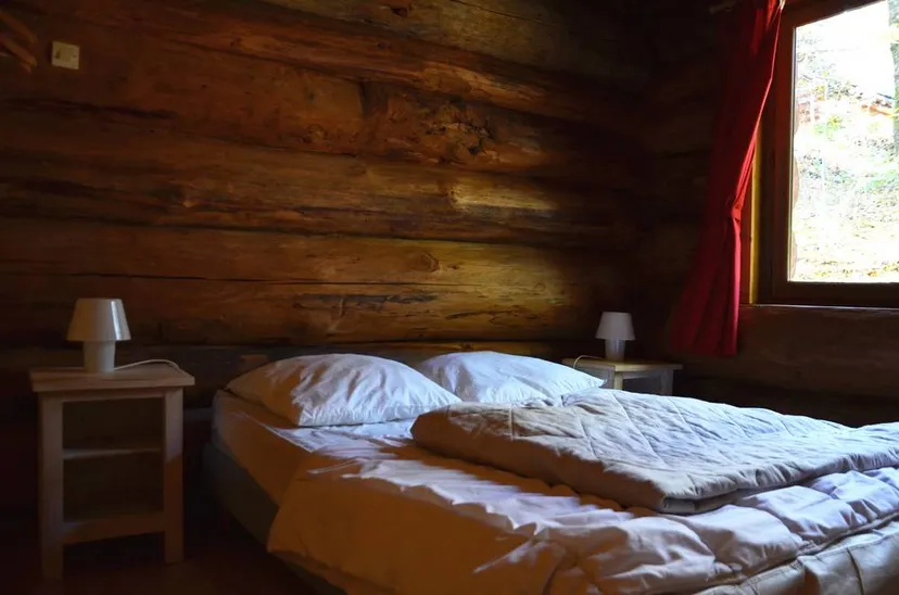 Chalet traditionnel avec vue sur un lac privé en forêt de 4 à 6 personnes