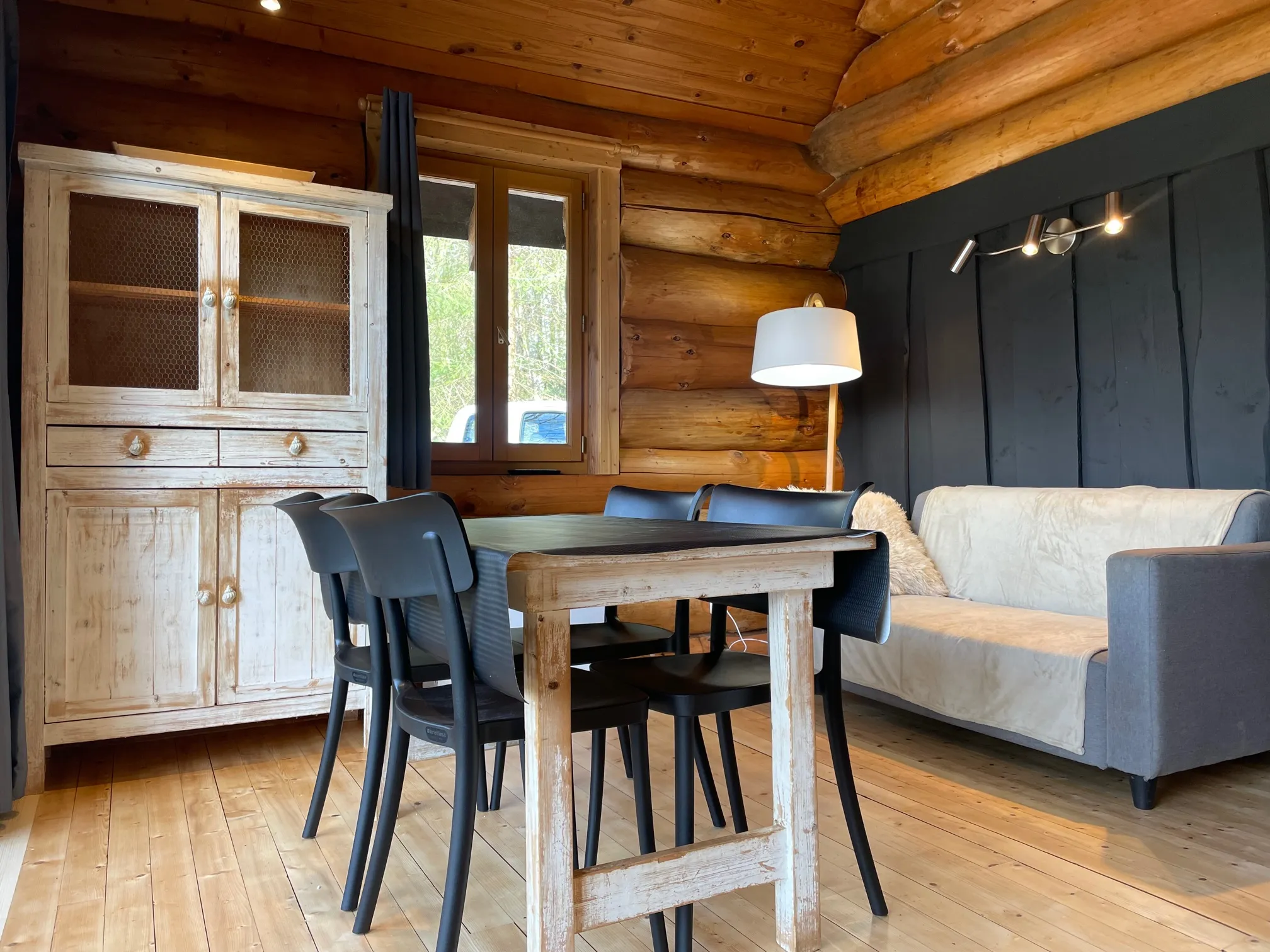Chalet traditionnel avec vue sur un lac privé en forêt de 4 à 6 personnes