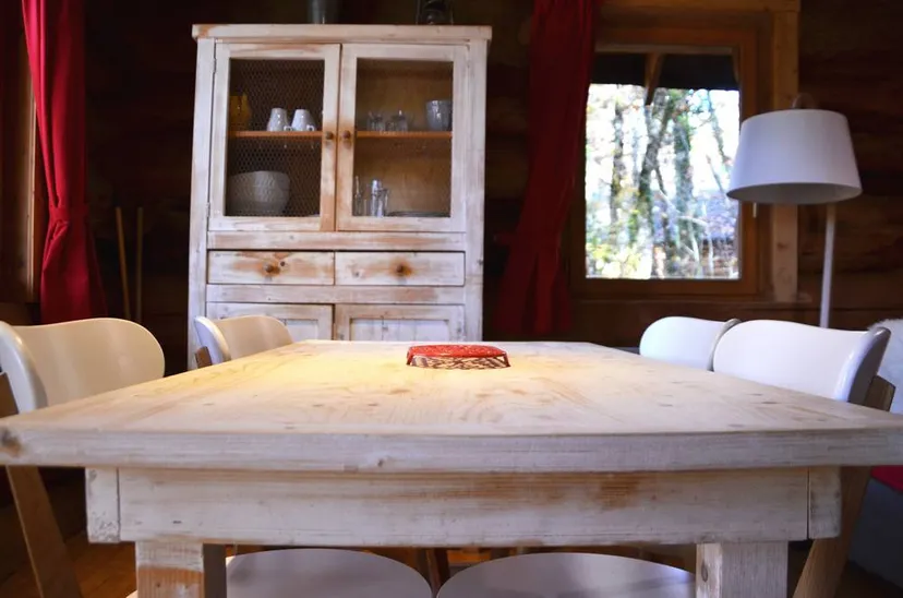Chalet traditionnel avec vue sur un lac privé en forêt de 4 à 6 personnes