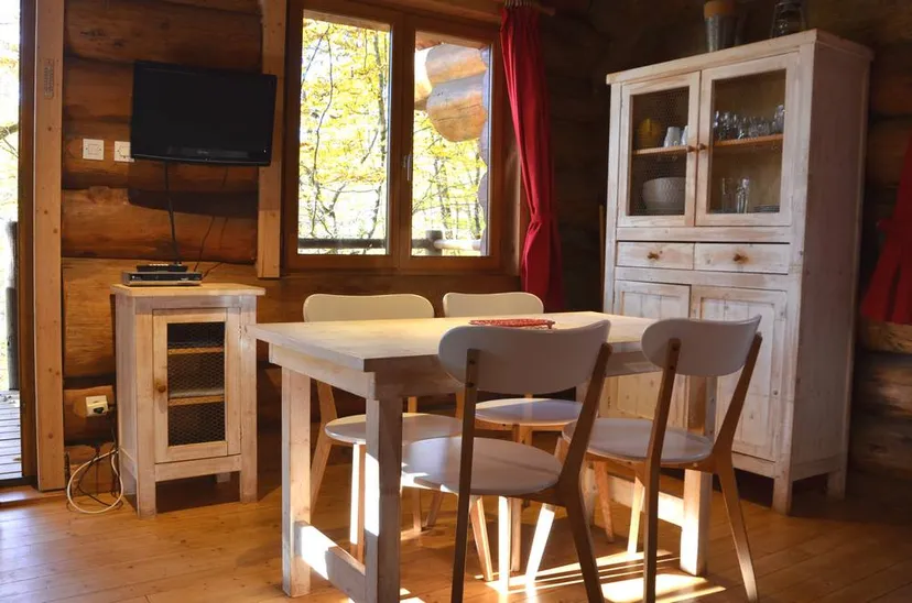 Chalet traditionnel avec vue sur un lac privé en forêt de 4 à 6 personnes