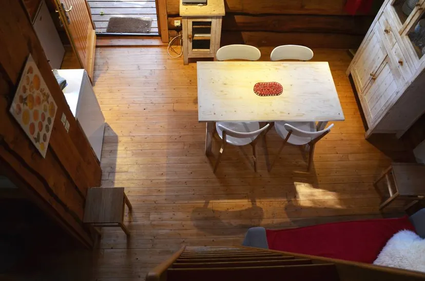 Chalet traditionnel avec vue sur un lac privé en forêt de 4 à 6 personnes