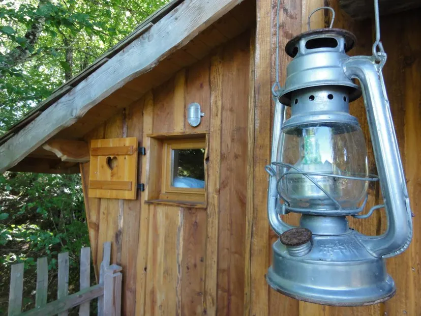 Cabane dans les chênes avec accès à un étang de pêche 4 ha