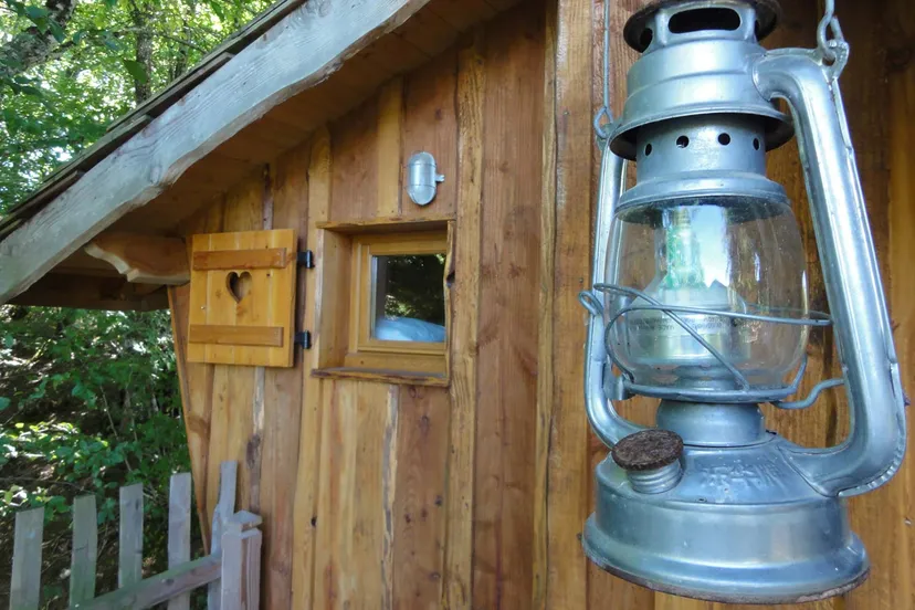 Cabane dans les chênes avec accès à un étang de pêche 4 ha