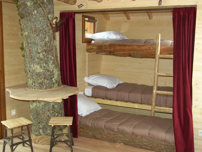 Cabane dans les chênes avec accès à un étang de pêche 4 ha