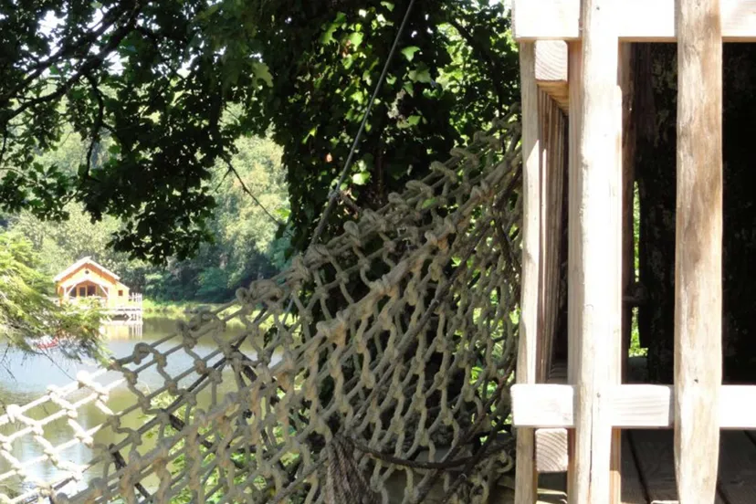 Cabane dans les chênes avec accès à un étang de pêche 4 ha