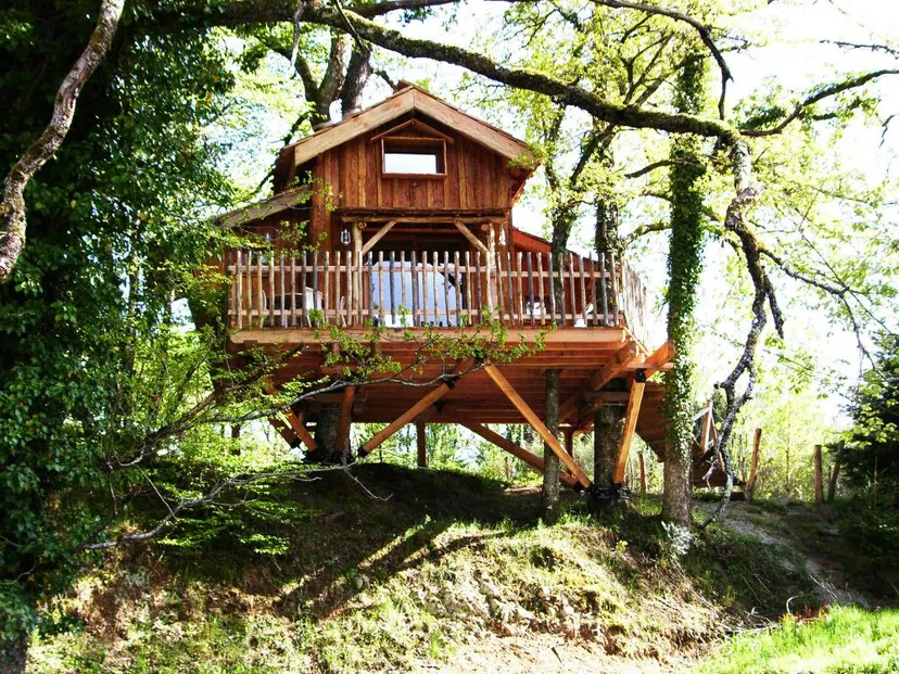 Cabane dans les chênes avec accès à un étang de pêche 4 ha