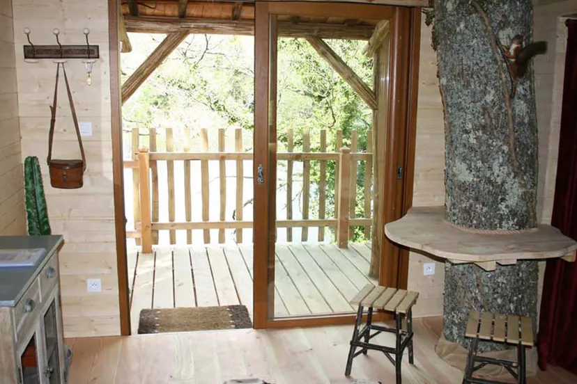 Cabane dans les chênes avec accès à un étang de pêche 4 ha