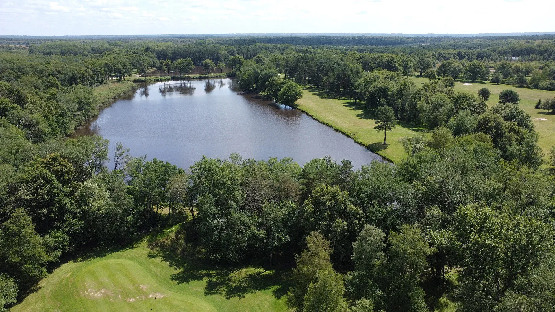 Lodge de luxe en pleine nature au bord d'un étang
