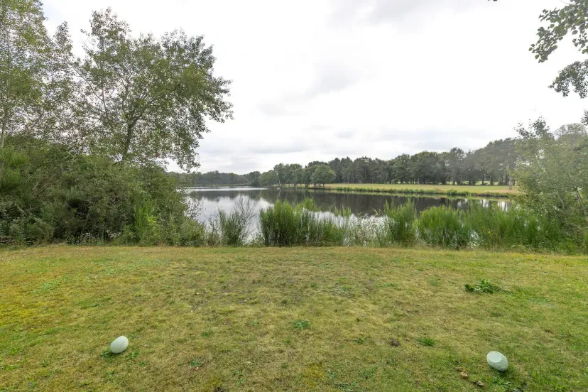 Lodge de luxe en pleine nature au bord d'un étang