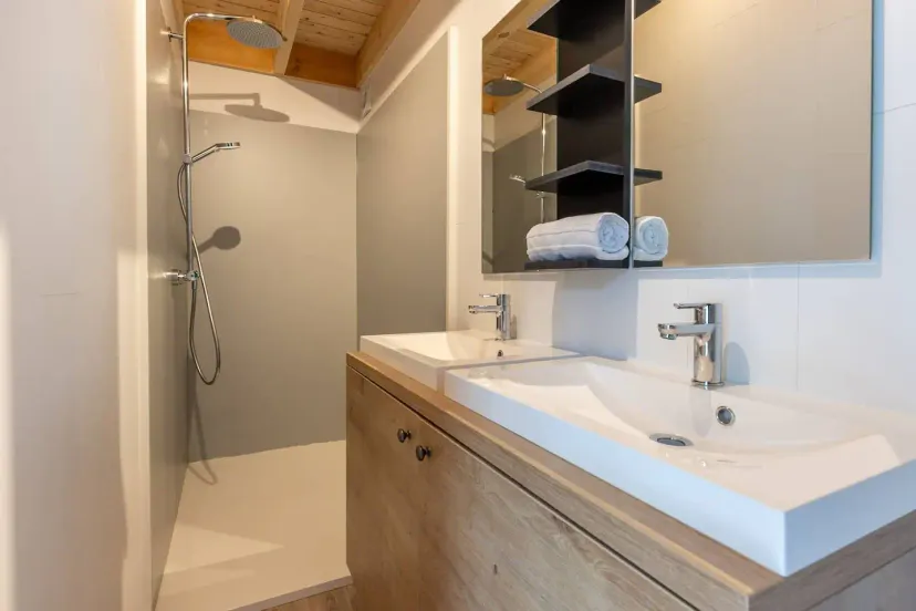 Lodge haut de gamme avec accès direct aux étangs de pêche, golf et nature sur domaine privé