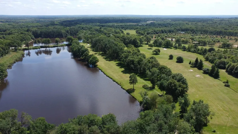 Lodge haut de gamme avec accès direct aux étangs de pêche, golf et nature sur domaine privé