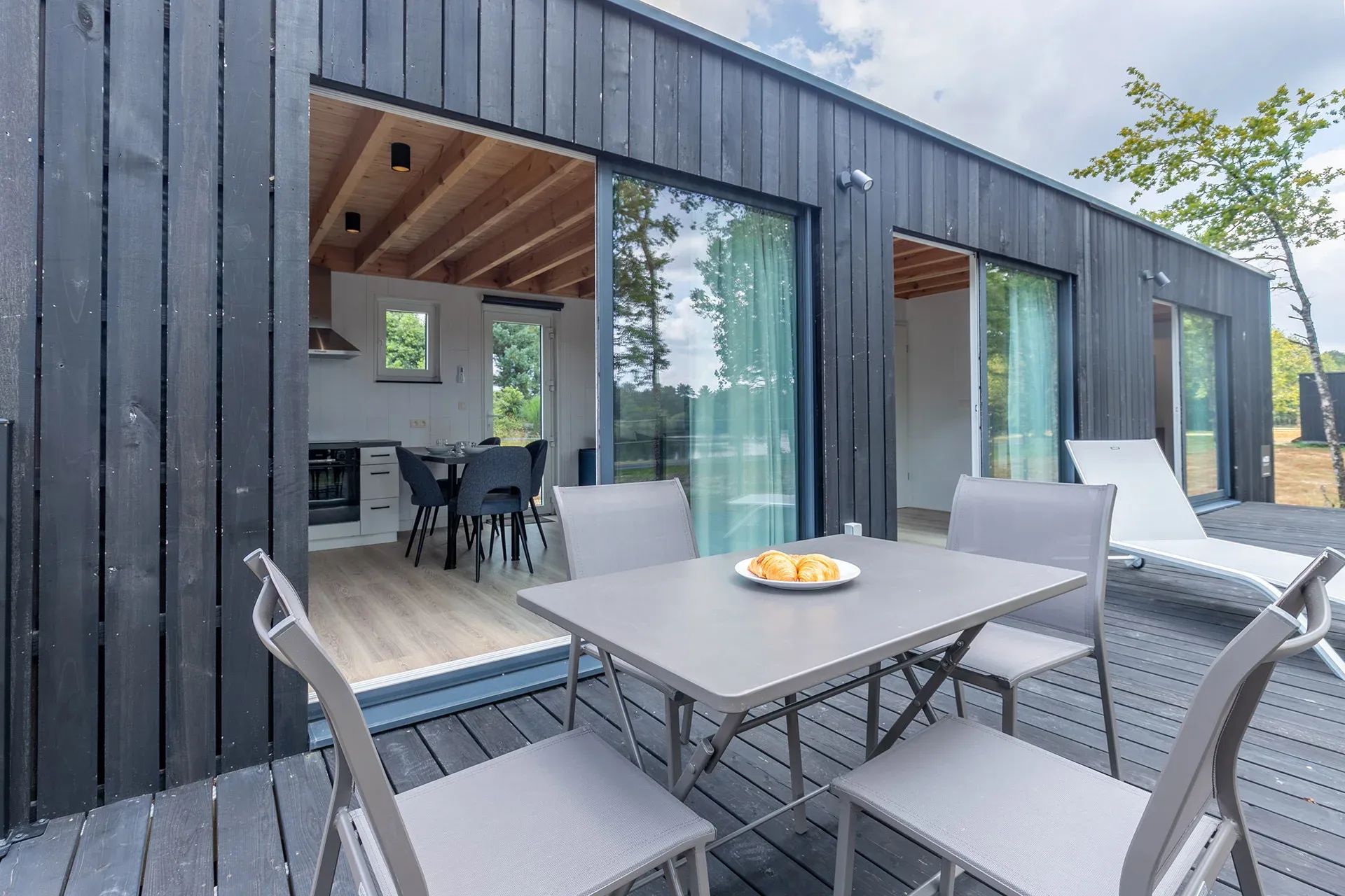 Lodge haut de gamme avec accès direct aux étangs de pêche, golf et nature sur domaine privé
