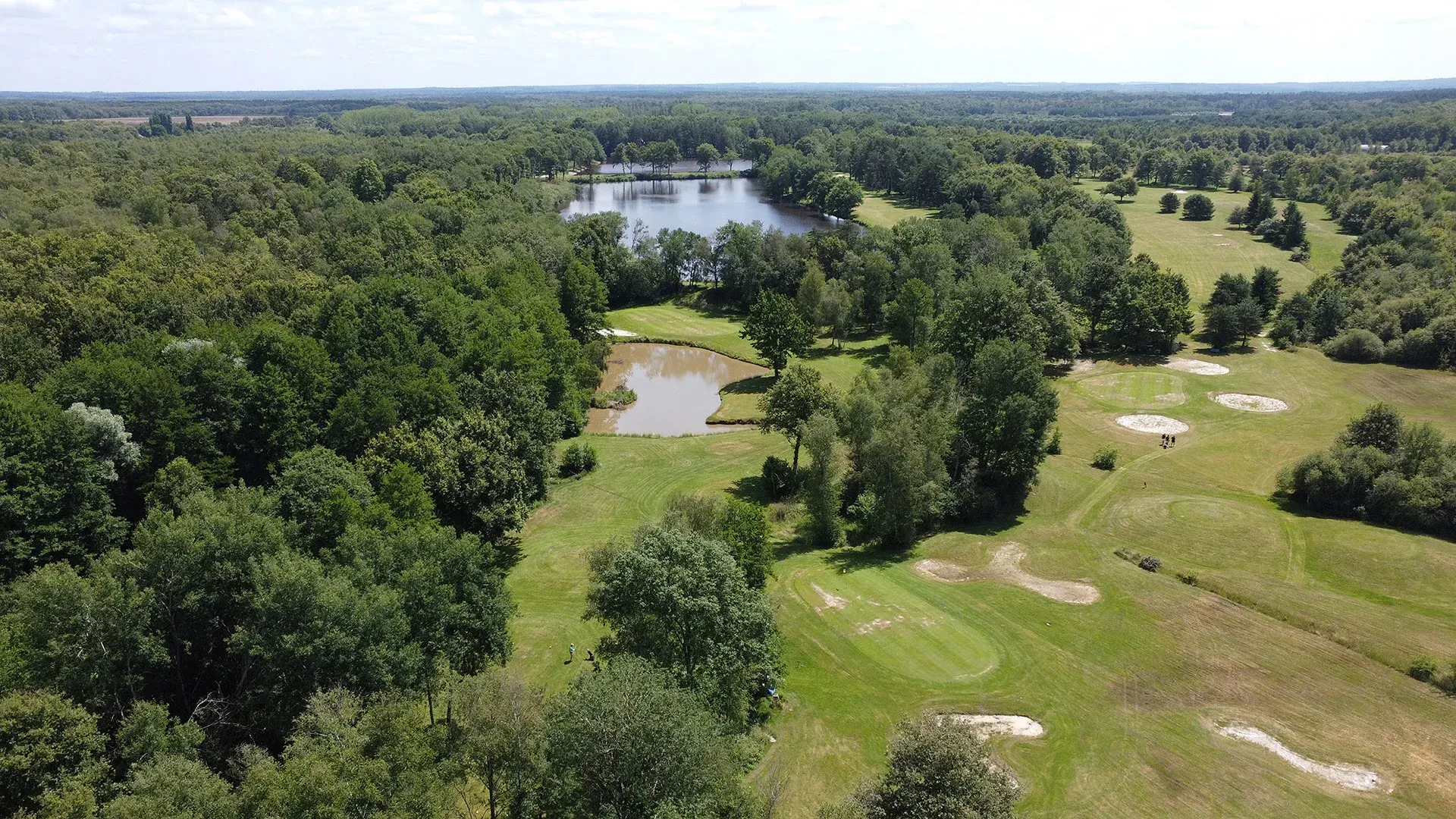 Nature, pêche et golf : votre lodge haut de gamme sur domaine exclusif