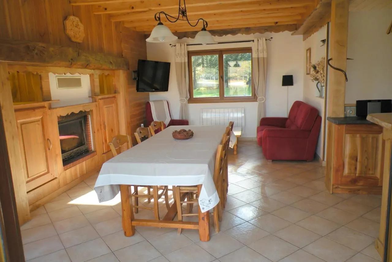Chalet tout équipé au bord d’un lac de 45 hectares