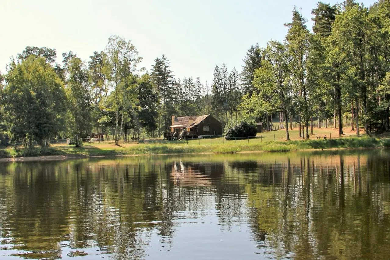 Chalet tout équipé au bord d’un lac de 45 hectares
