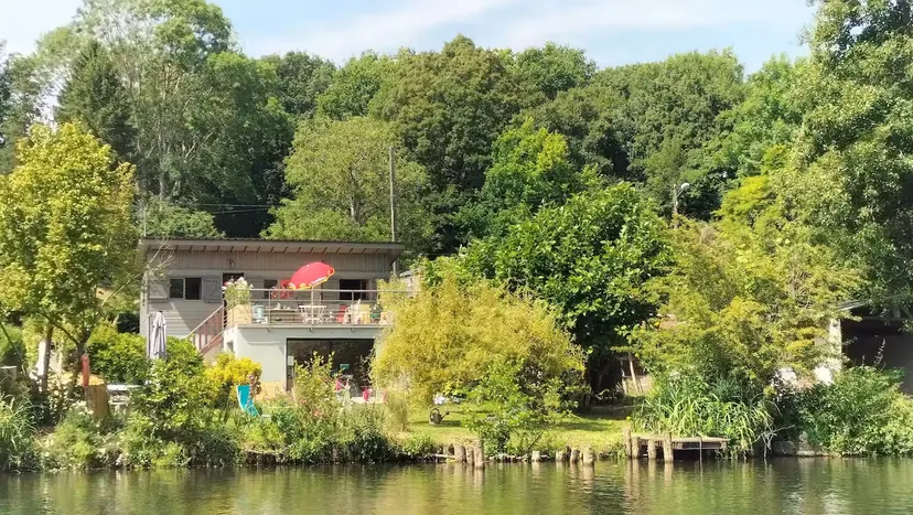 Gite en bordure de rivière, au bord de l'eau