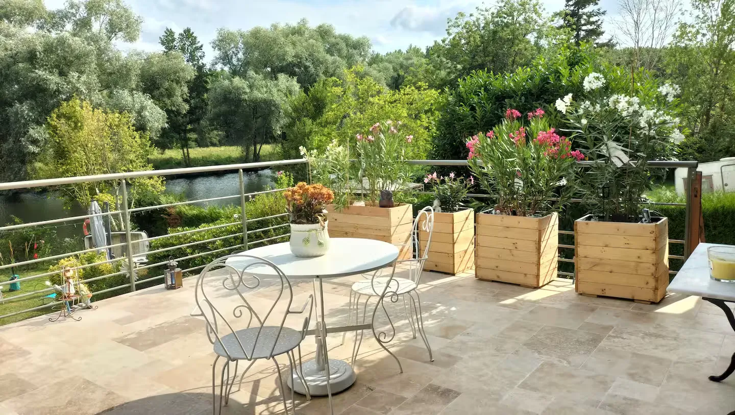 Gite en bordure de rivière, au bord de l'eau