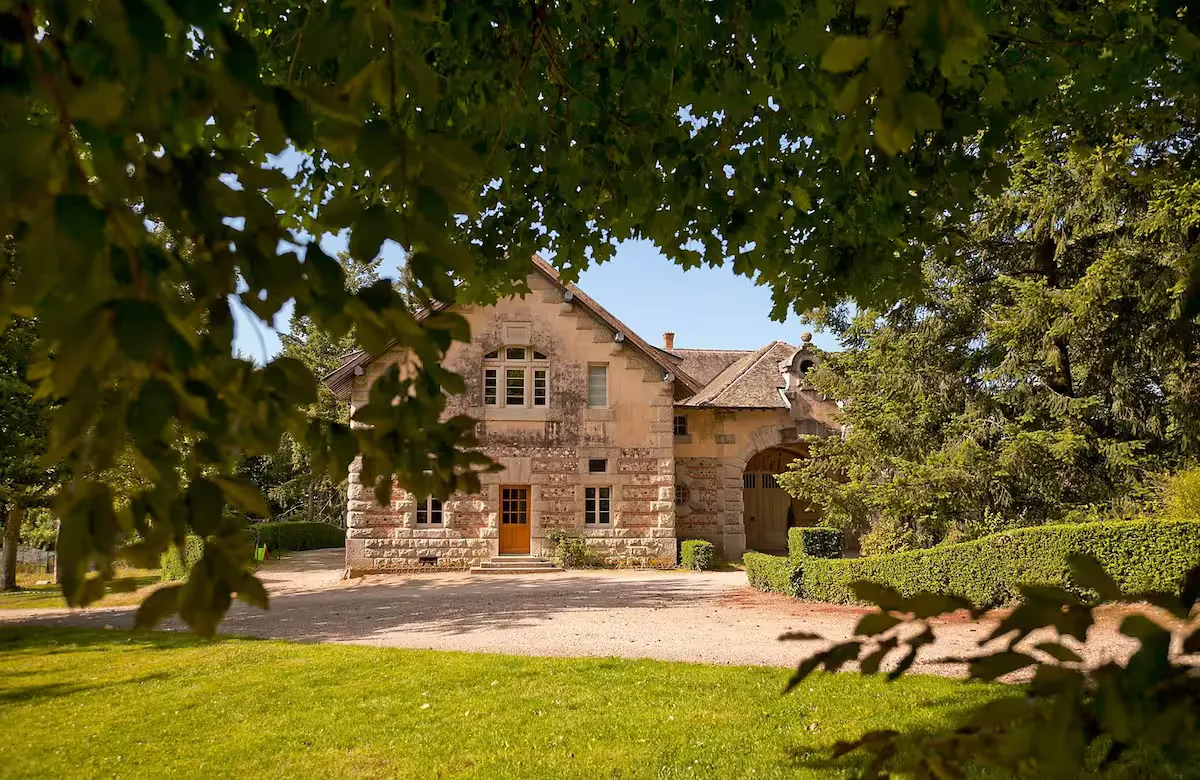 Location grand gite dans les Dombes dans le parc d'un château avec étang à proximité - MR