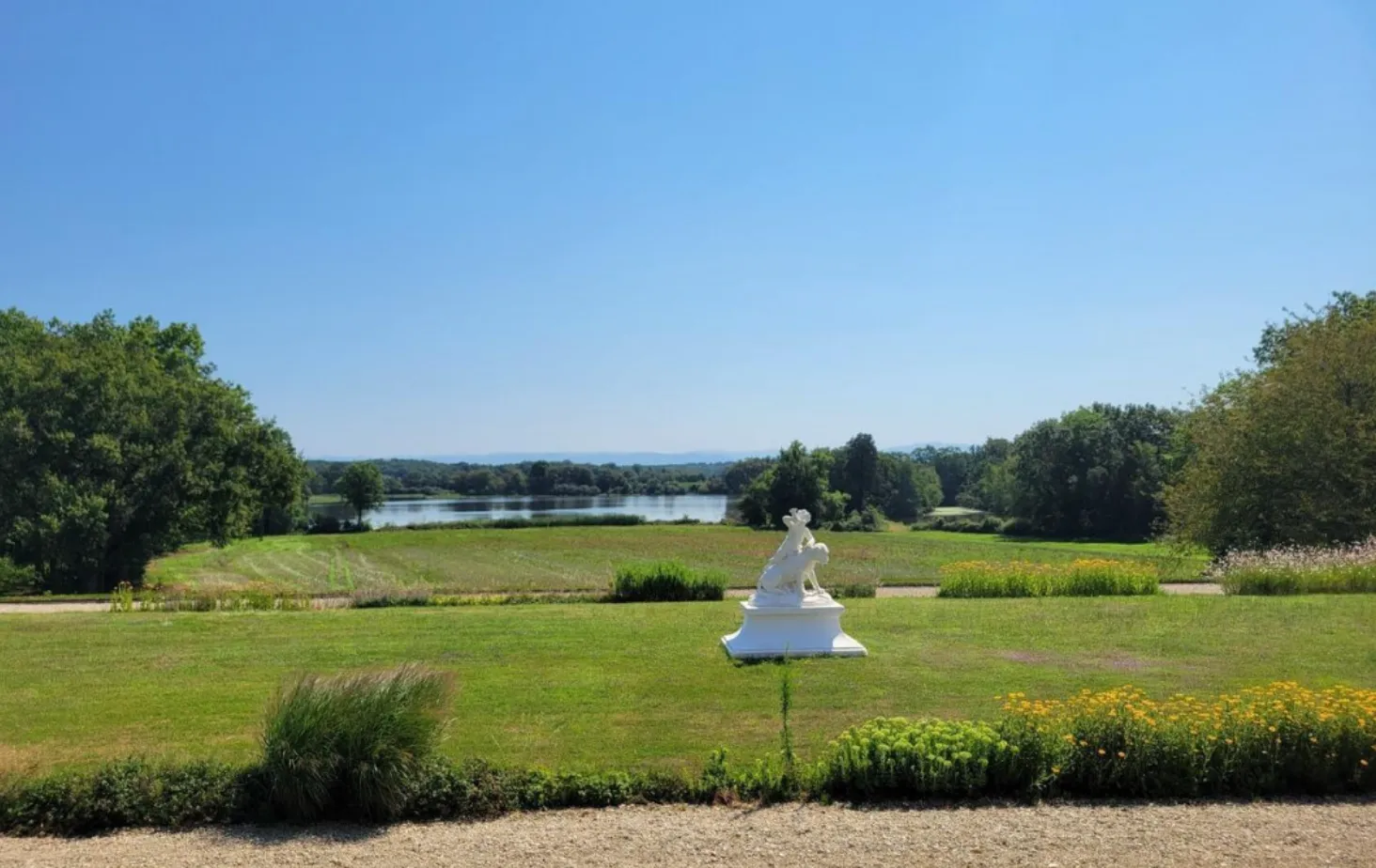 Location grand gite dans les Dombes dans le parc d'un château avec étang à proximité - MR