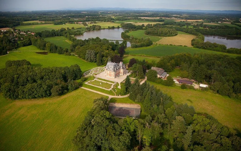 Location grand gite dans les Dombes dans le parc d'un château avec étang à proximité - MR