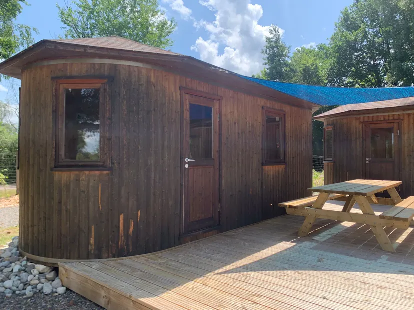 Cabane pour 4 personnes avec étang de pêche très poissonneux