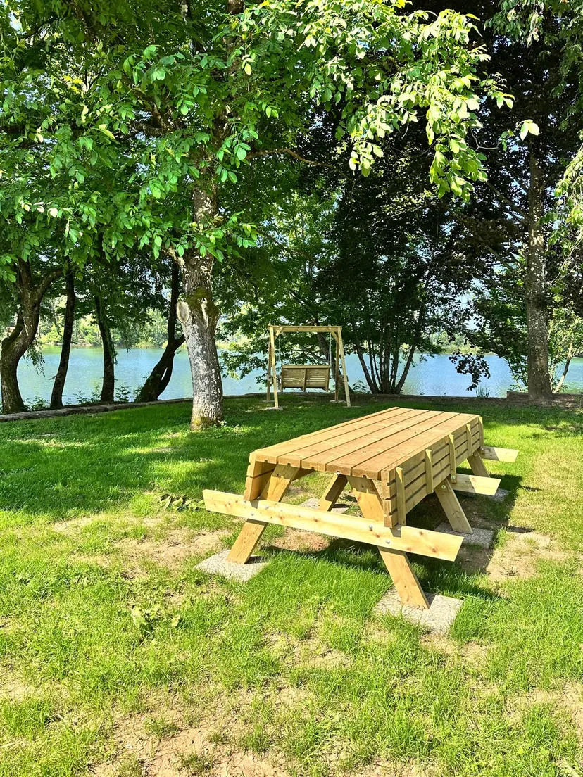 Cabane pour 4 personnes avec étang de pêche très poissonneux