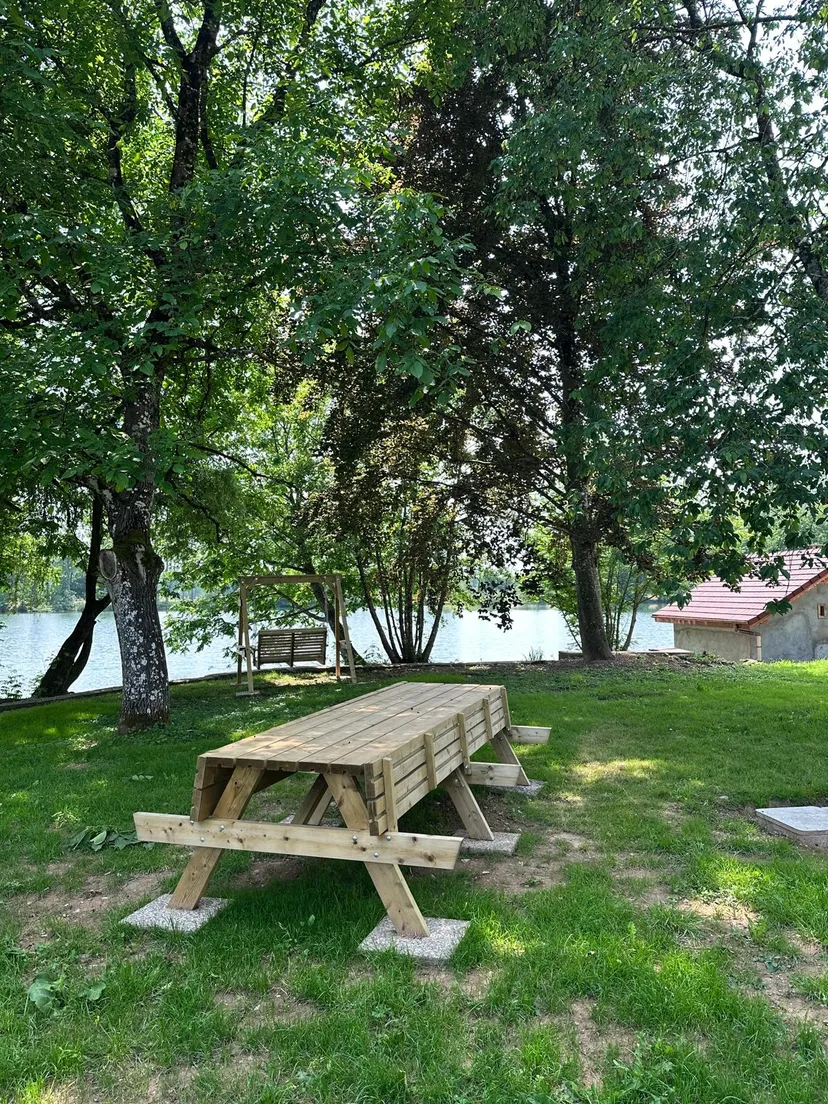 Cabane pour 4 personnes avec étang de pêche très poissonneux
