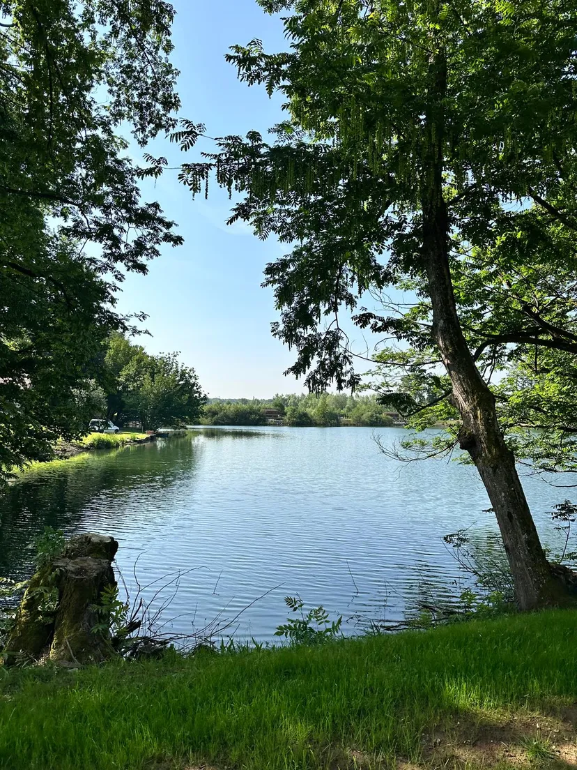 Cabane pour 4 personnes avec étang de pêche très poissonneux