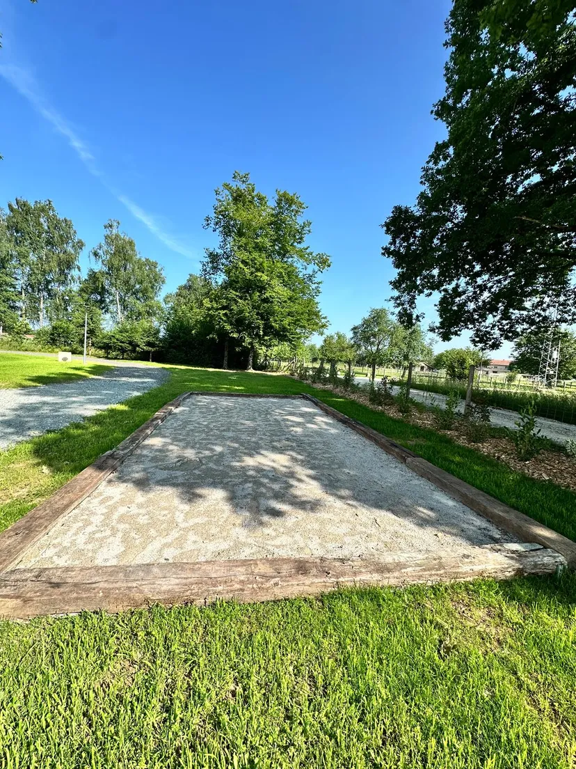 Cabane pour 4 personnes avec étang de pêche très poissonneux