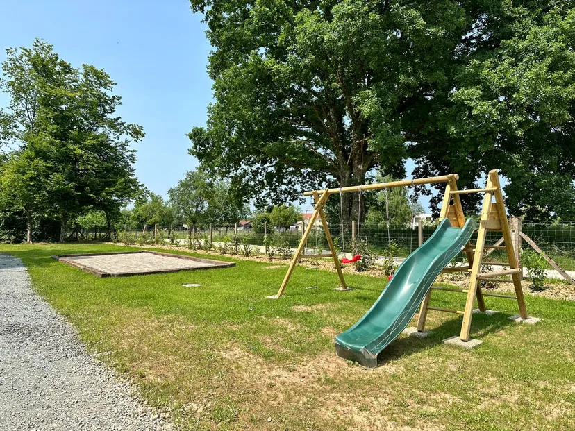 Cabane pour 4 personnes avec étang de pêche très poissonneux