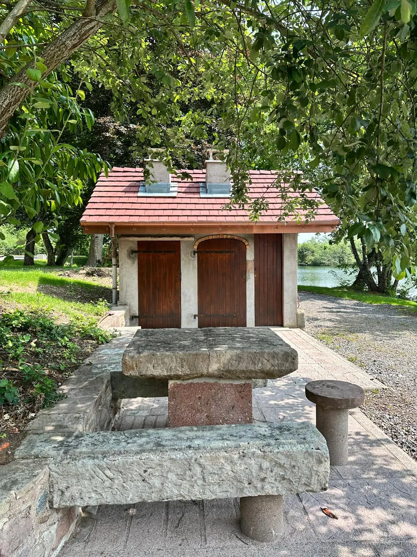 Cabane pour 4 personnes avec étang de pêche très poissonneux