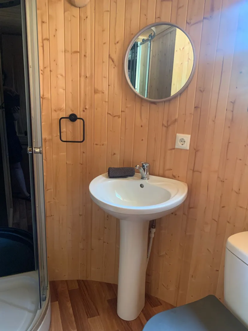 Cabane pour 4 personnes avec étang de pêche très poissonneux