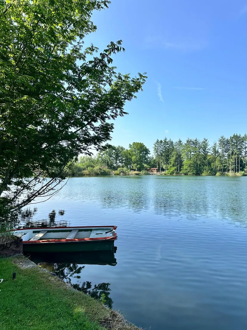 Cabane pour 4 personnes avec étang de pêche très poissonneux