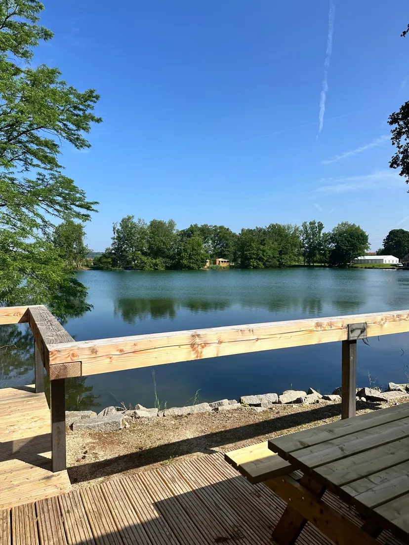 Cabane pour 4 personnes avec étang de pêche très poissonneux