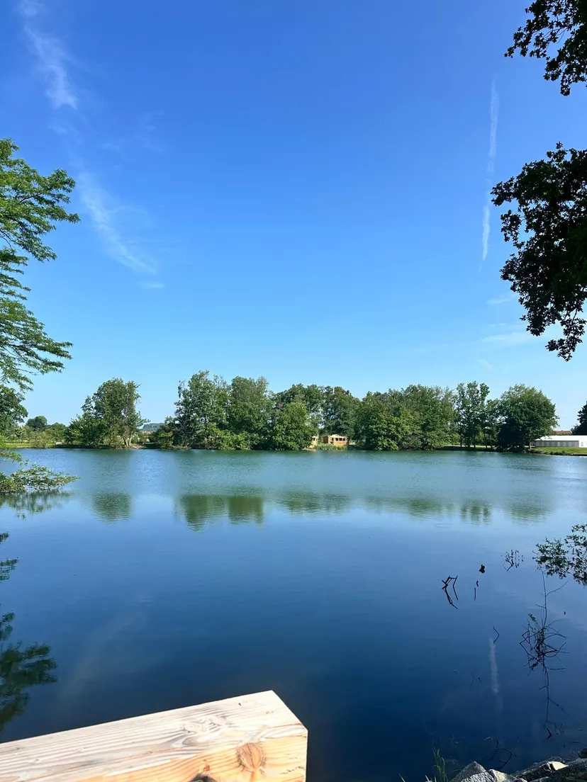 Cabane pour 4 personnes avec étang de pêche très poissonneux
